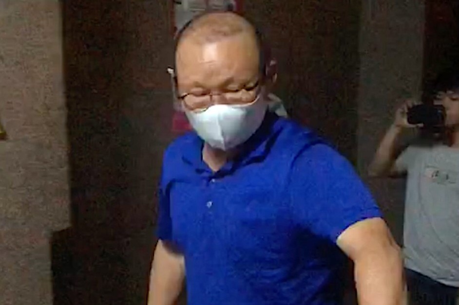 HLV Park Hang-seo tham Hung Dung trong dem hinh anh