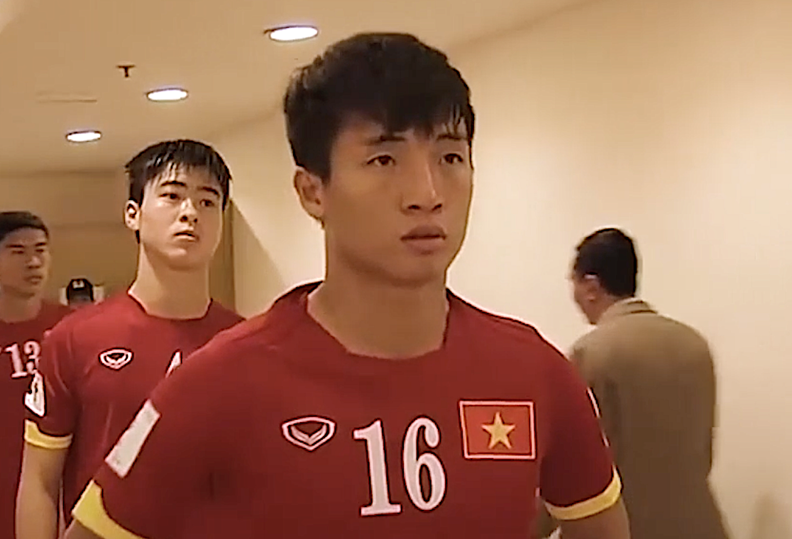 Bui Tien Dung muon thang HLV Kiatisuk de lay lai danh du hinh anh