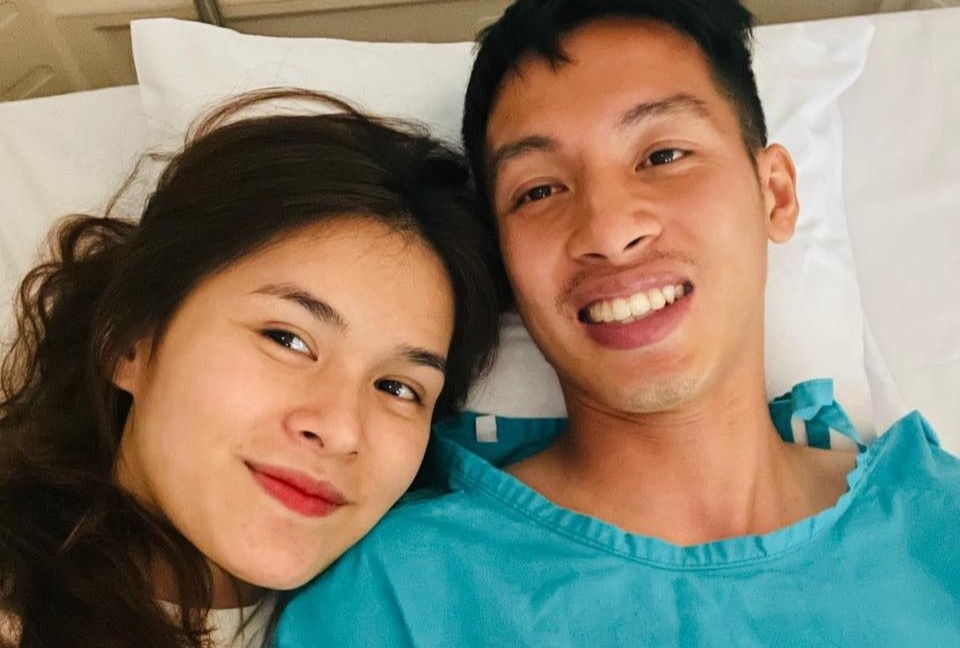 Vo chong Hung Dung nam tay nhau tren giuong benh hinh anh