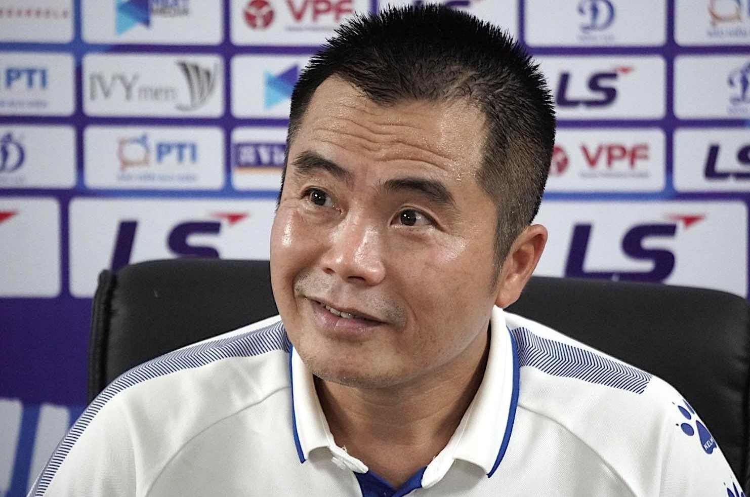 HLV Pham Minh Duc xin thoi dan dat CLB Ha Tinh hinh anh