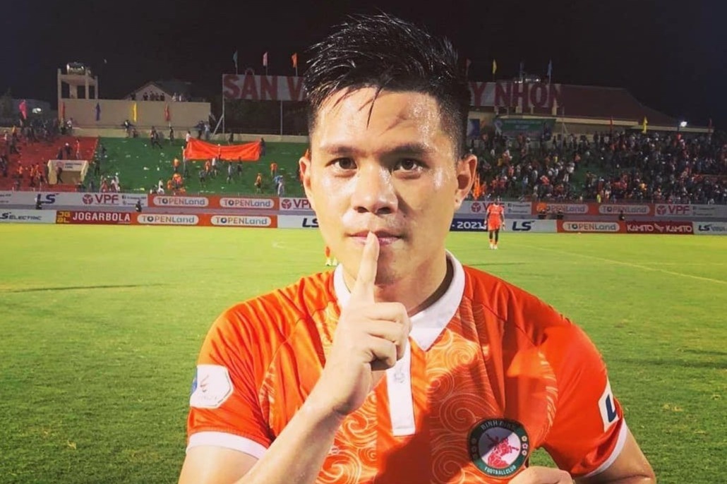 Thanh Hao cuu thua cho CLB Binh Dinh sau 4 phut vao san hinh anh