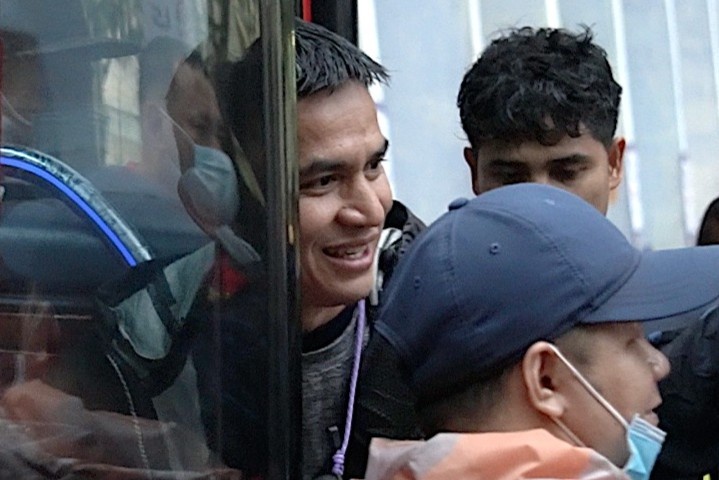 HLV Kiatisuk duoc khen dep trai trong ngay tro lai san Lach Tray hinh anh