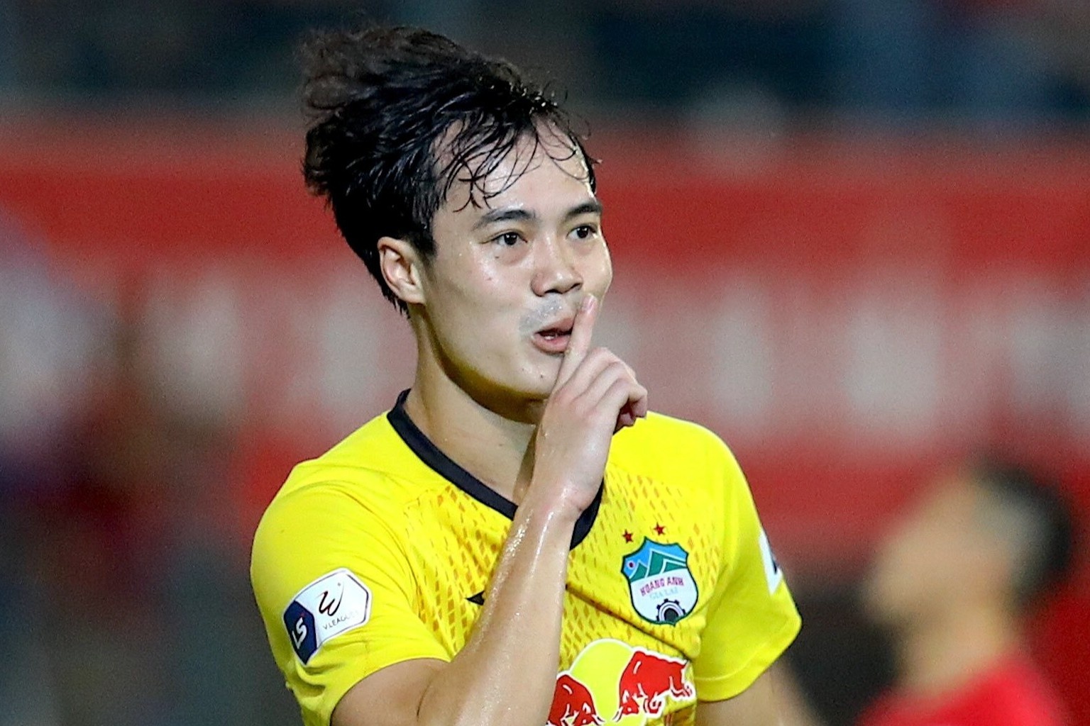 Van Toan va con gai Kiatisuk noi chuyen hon 10 phut bang tieng Anh hinh anh