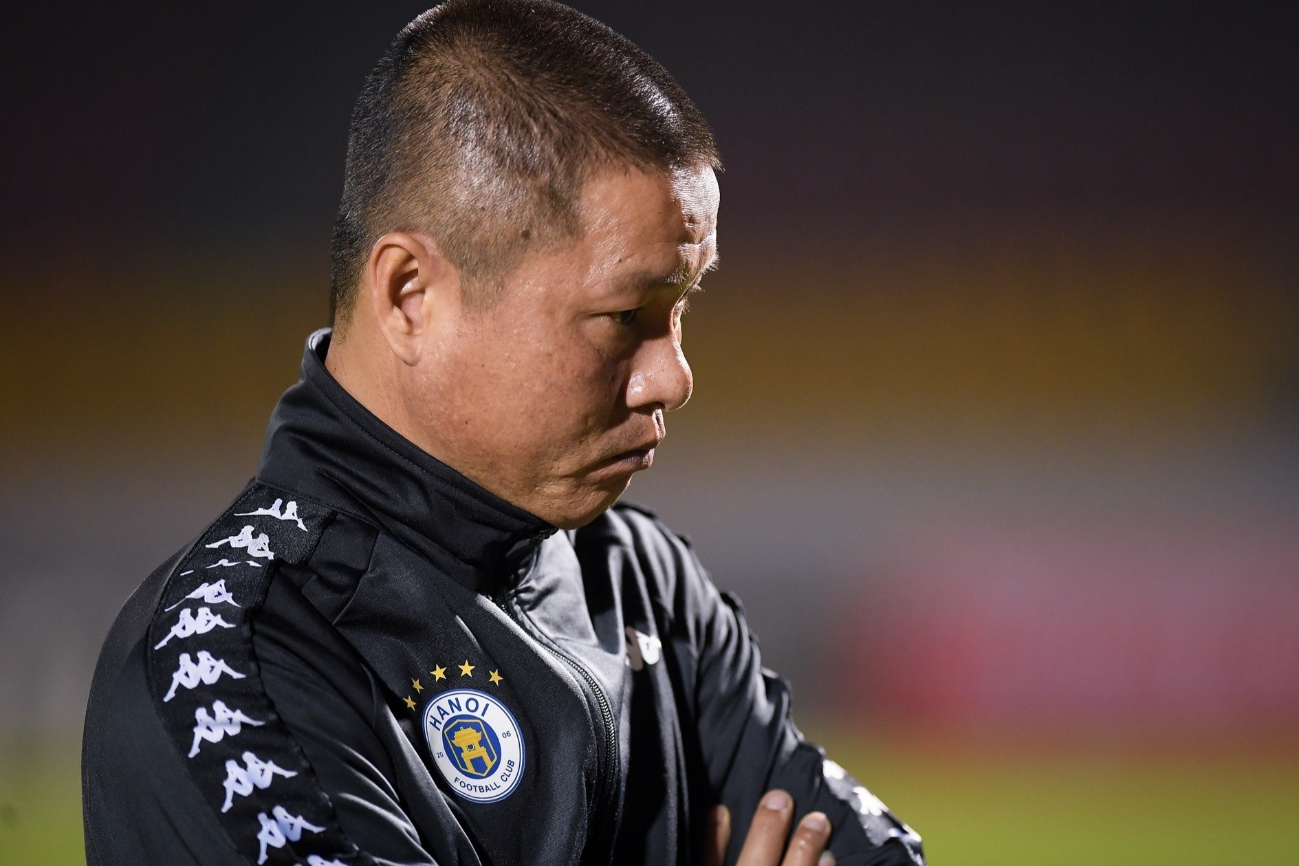 HLV Chu Dinh Nghiem phu nhan tin dan dat SLNA hinh anh