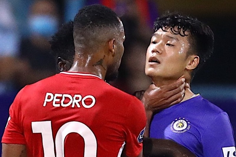 Ngoai binh CLB Viettel bop co Thanh Chung hinh anh