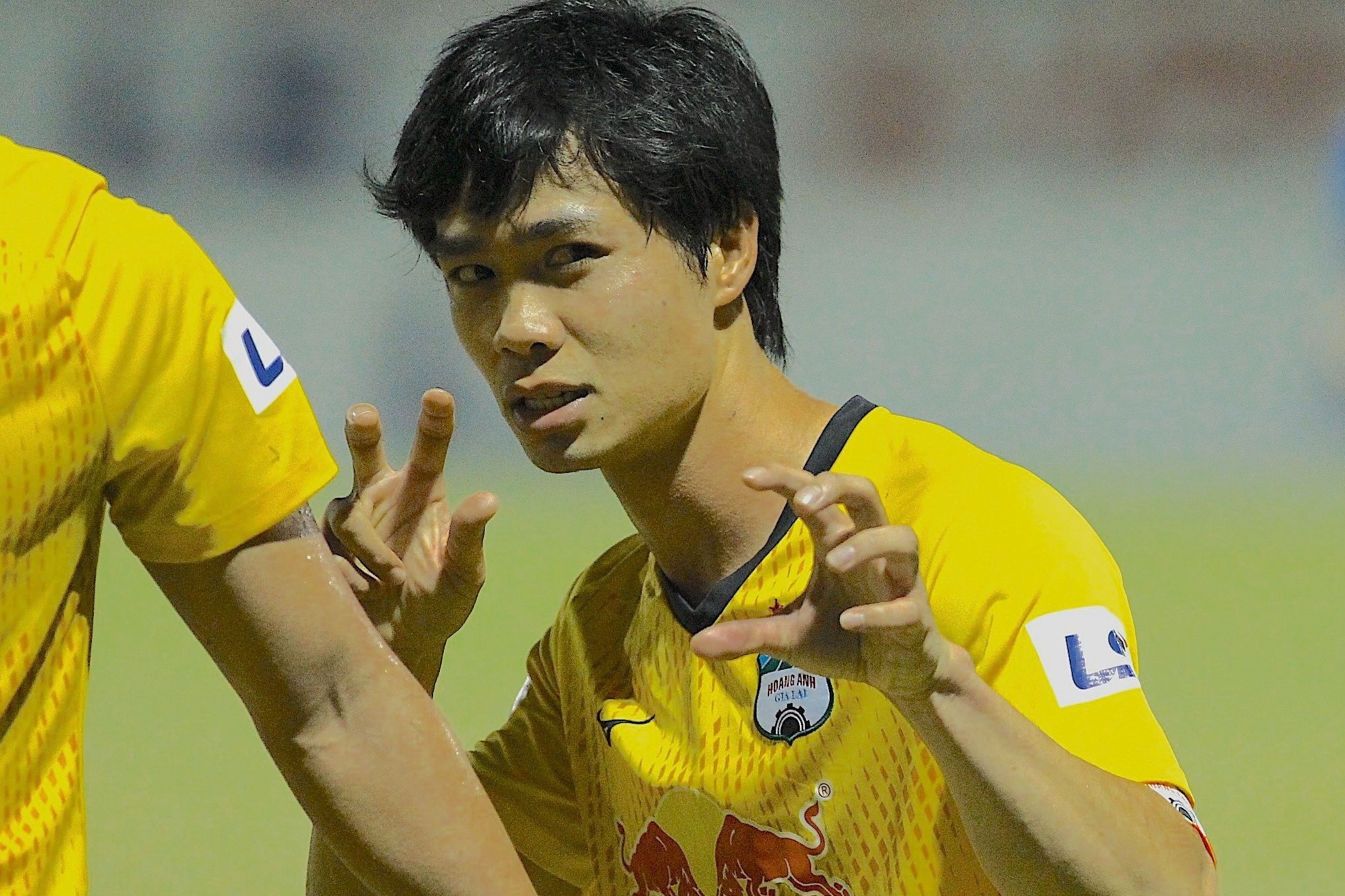 HAGL thang 3 tran san khach lien tiep sau 14 nam hinh anh