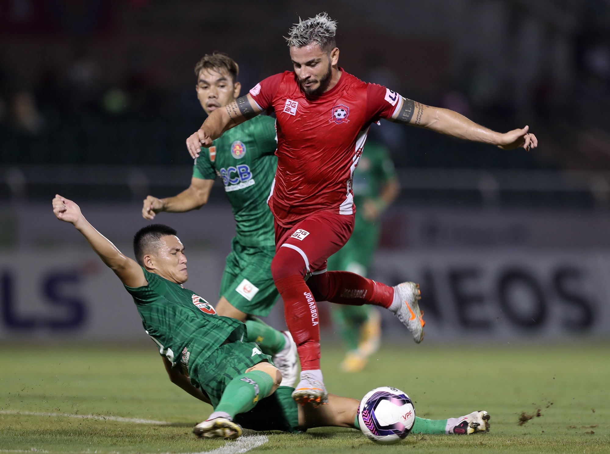 ngoai binh v.league anh 4