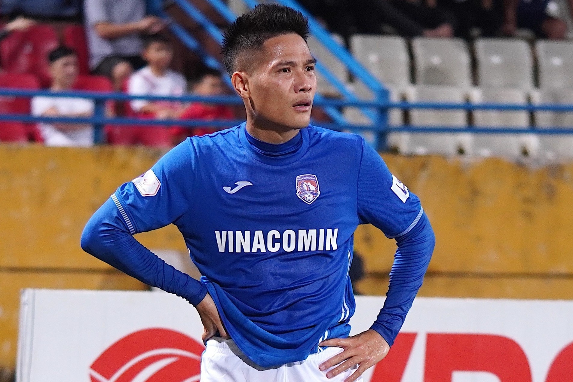 Dang sau cuoc thao chay cua cau thu CLB Quang Ninh hinh anh