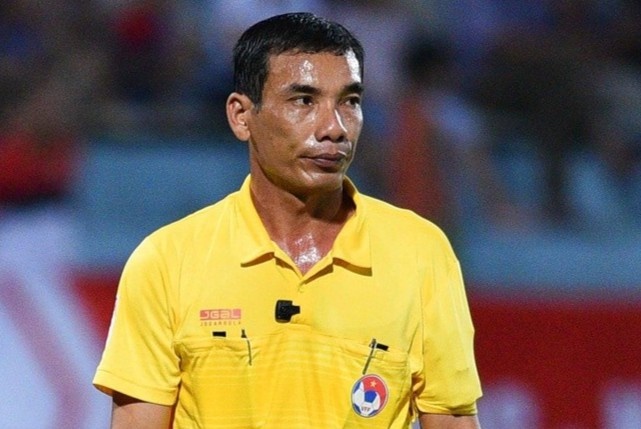 Trong tai bi treo coi vi khong thoi penalty cho CLB Nam Dinh hinh anh