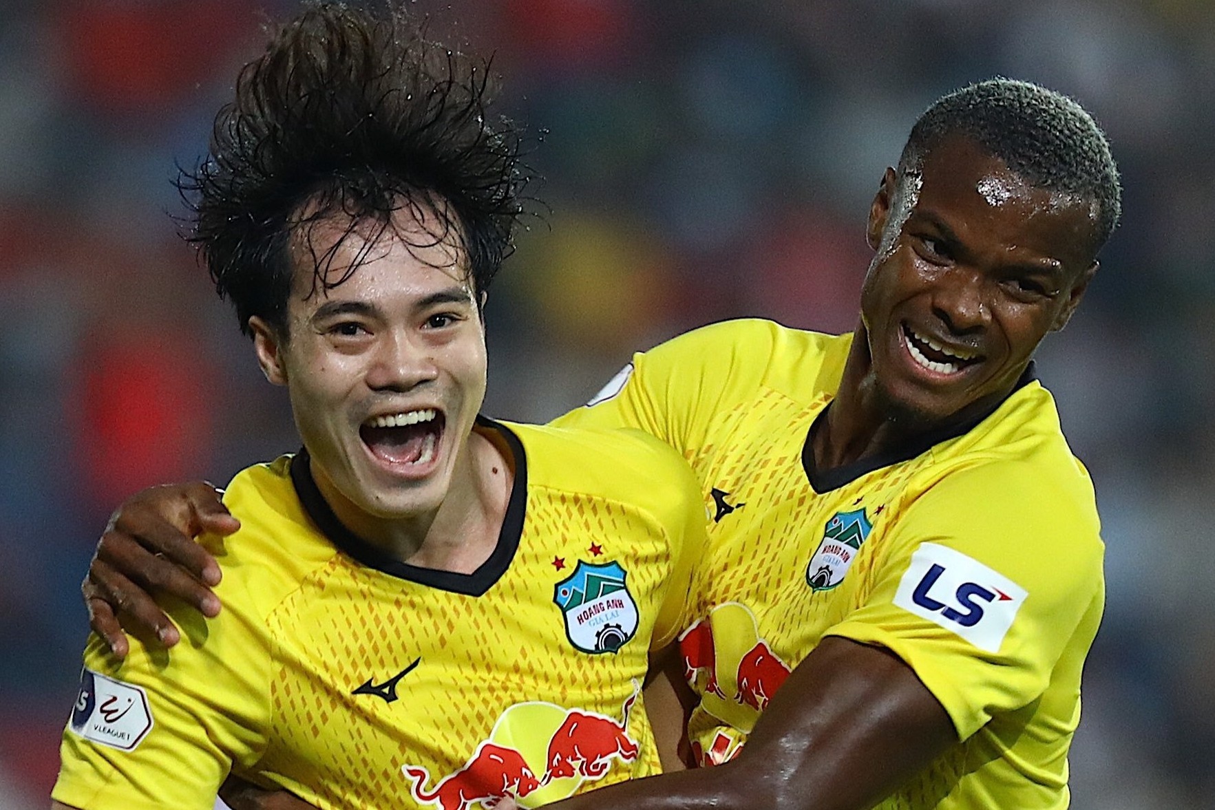 Van Toan va nhung cau thu Viet sinh nhat thang 4 hinh anh