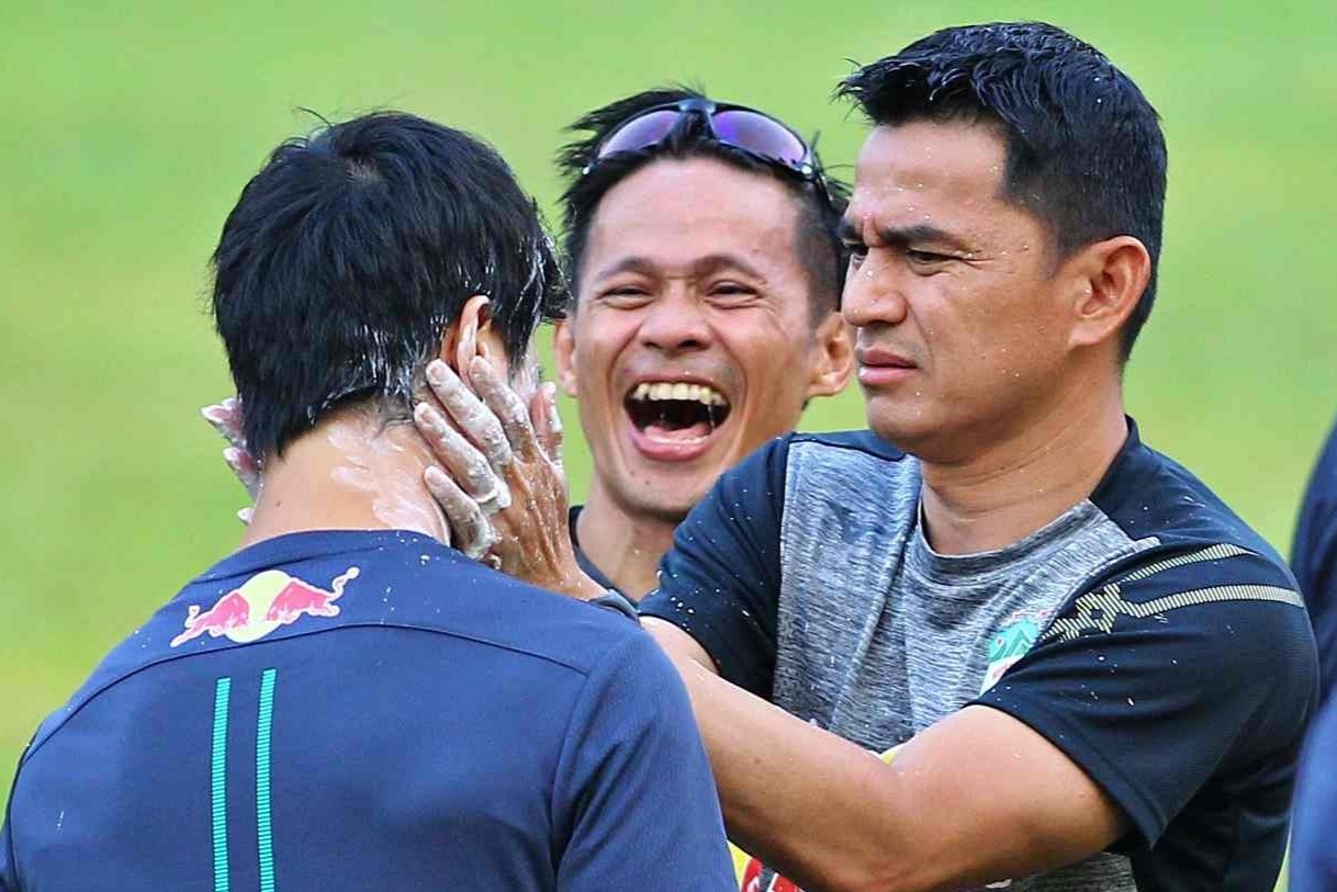 HLV Kiatisuk chuc Cong Phuong ghi ban nhieu nhan dip Tet Songkran hinh anh