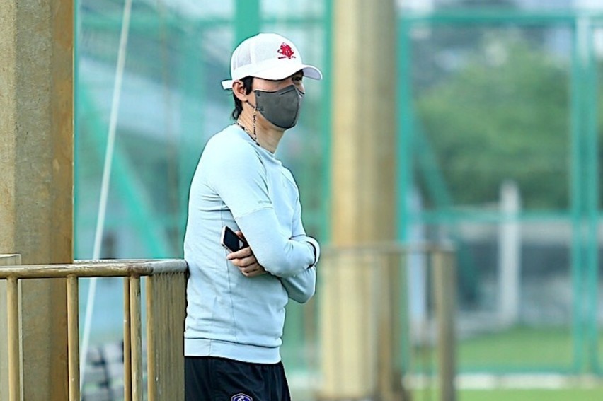 HLV Han Quoc dung ngoai quan sat buoi tap cua CLB Ha Noi hinh anh