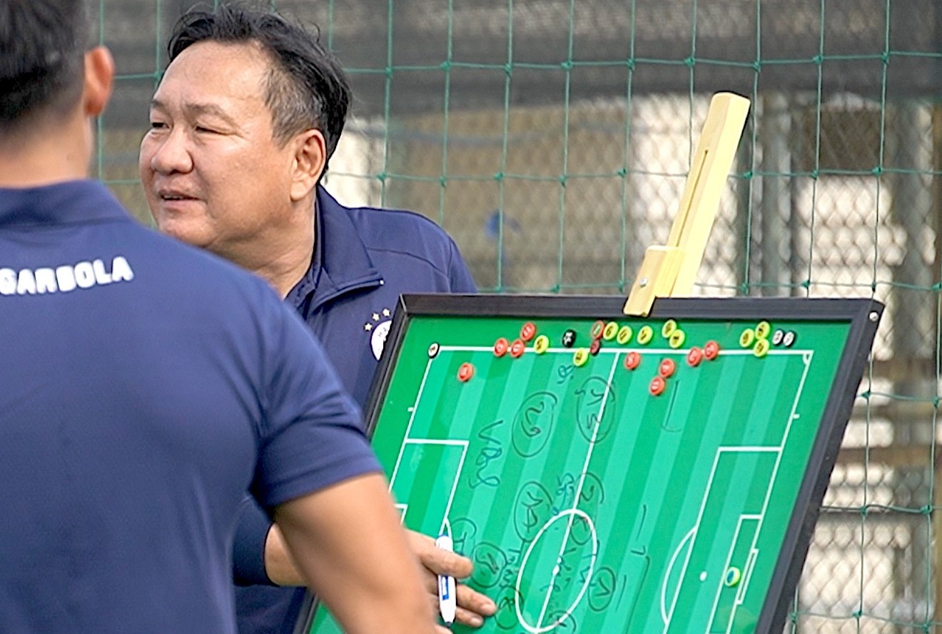 HLV Hoang Van Phuc lo sa ban chien thuat truoc tran gap HAGL hinh anh