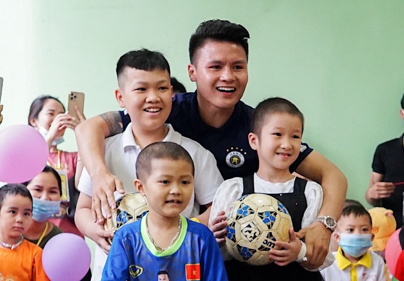 Quang Hai, Van Hau, Van Quyet giao luu voi benh nhi ung thu hinh anh