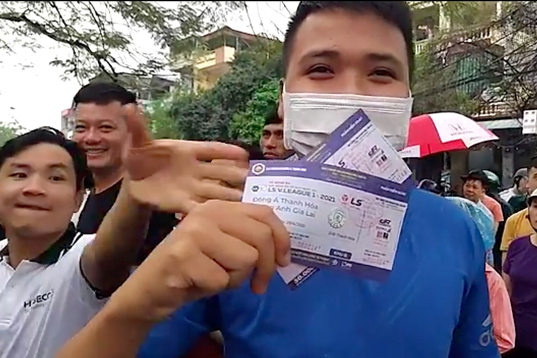 Nguoi ham mo doi mua cho mua ve tran Thanh Hoa - HAGL hinh anh