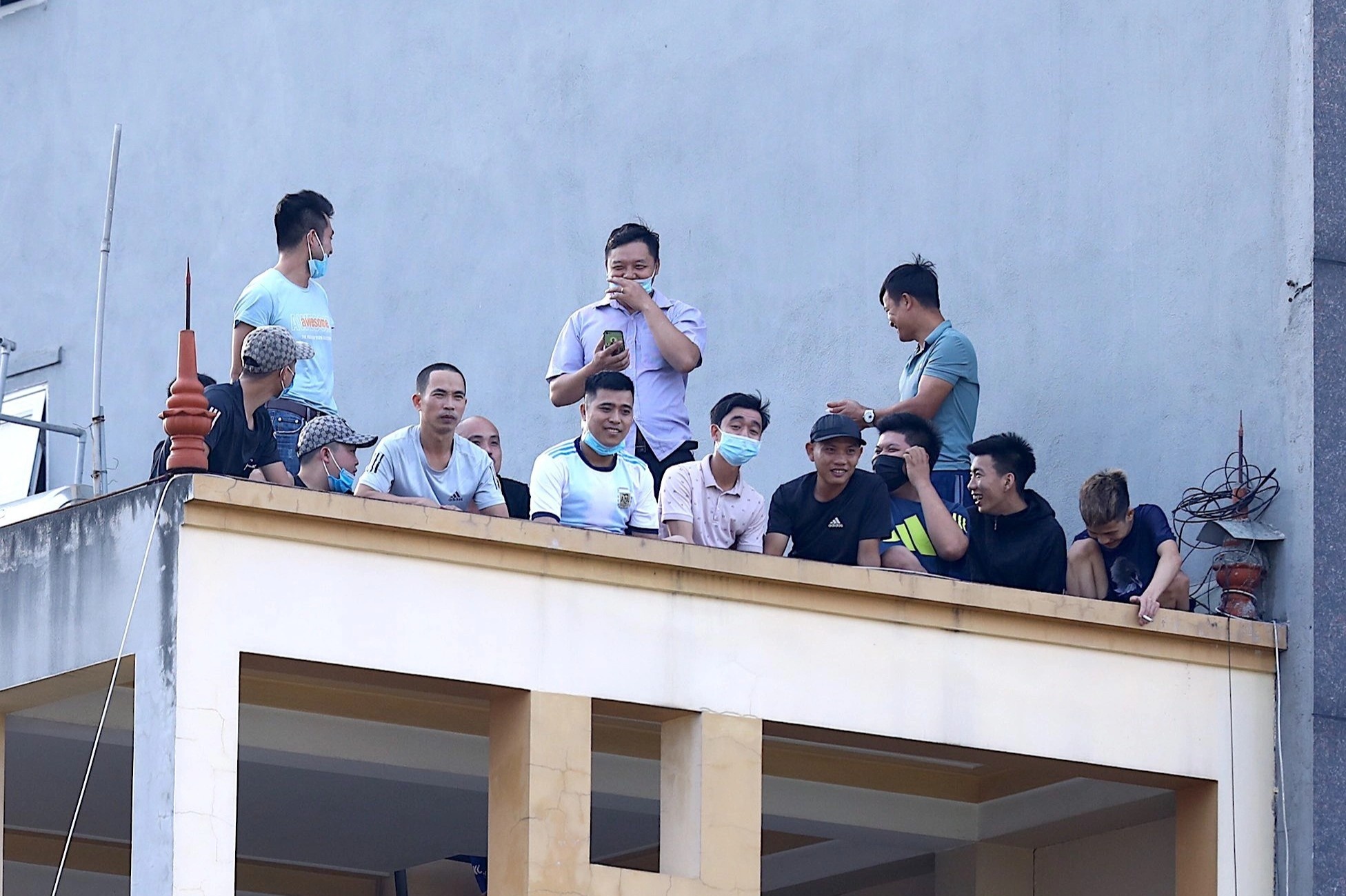 Nguoi ham mo Thanh Hoa treo len noc nha xem HAGL hinh anh