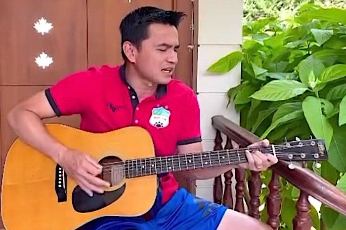 Kiatisuk hat 'Nhu co Bac trong ngay vui dai thang' hinh anh