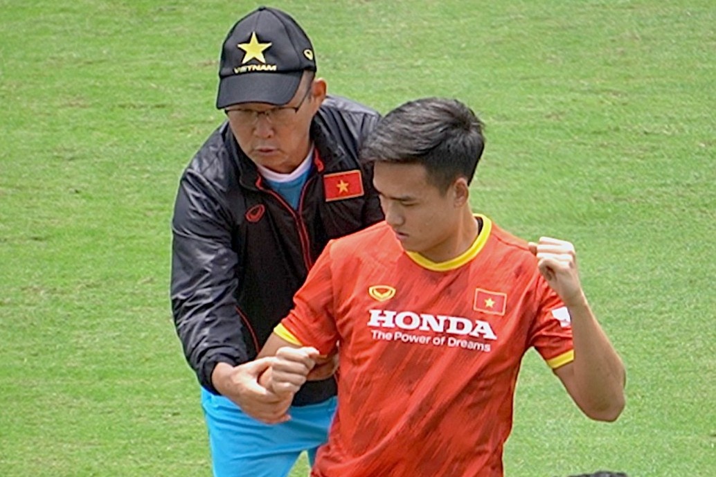 Tuyen Viet Nam tap luyen luc gan trua hinh anh