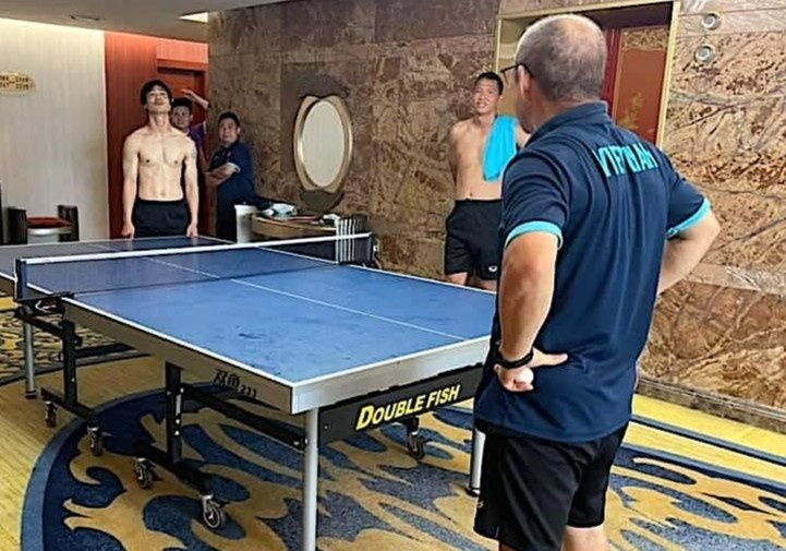 Cong Phuong choi bong ban voi HLV Park hinh anh