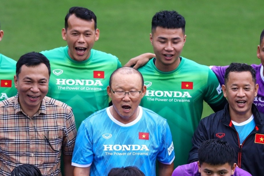 Tuyen Viet Nam thoai mai trong buoi tap cuoi truoc khi di UAE hinh anh