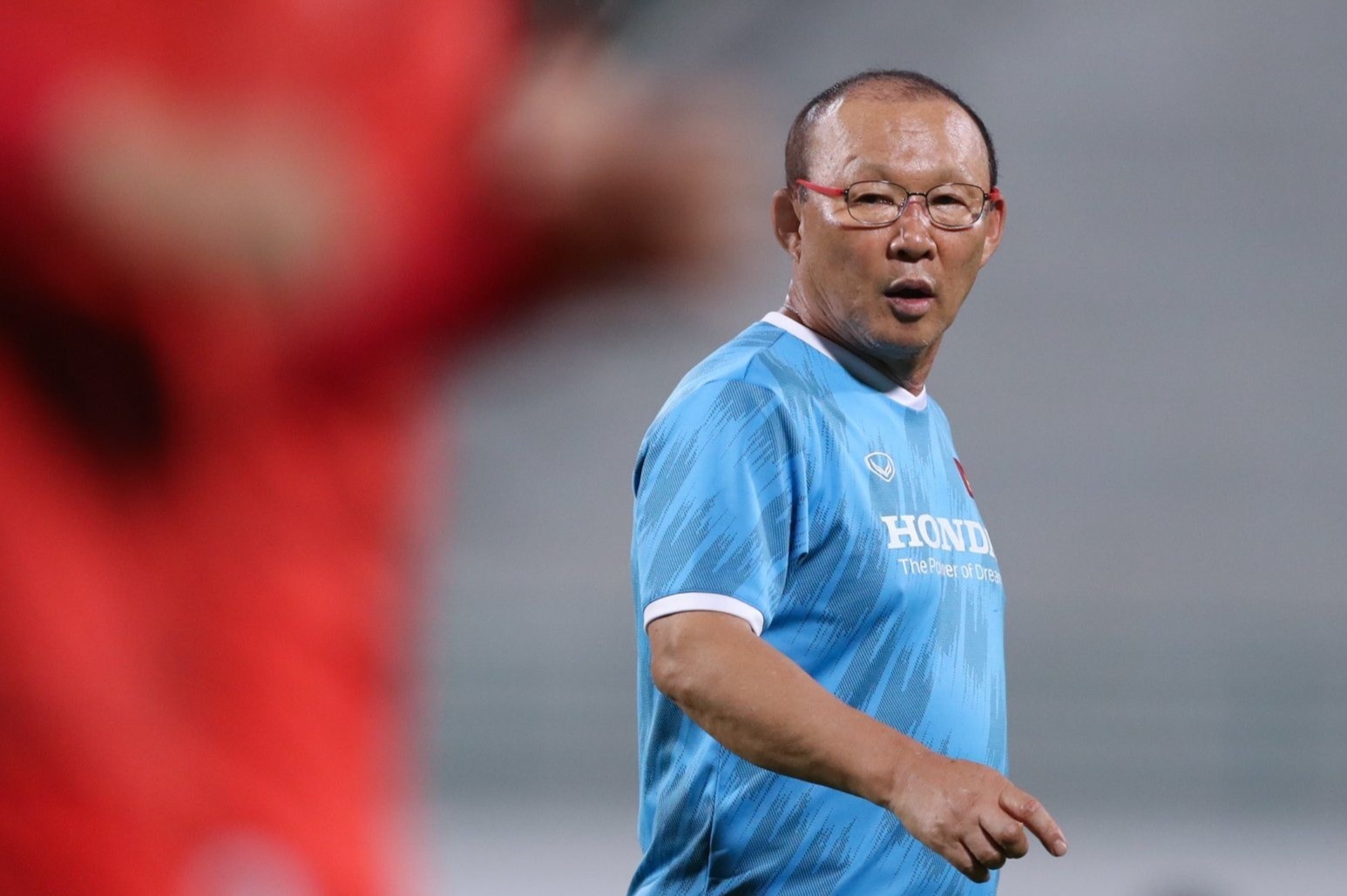 HLV Park bo cuoc trong bai tap chay voi hoc tro hinh anh