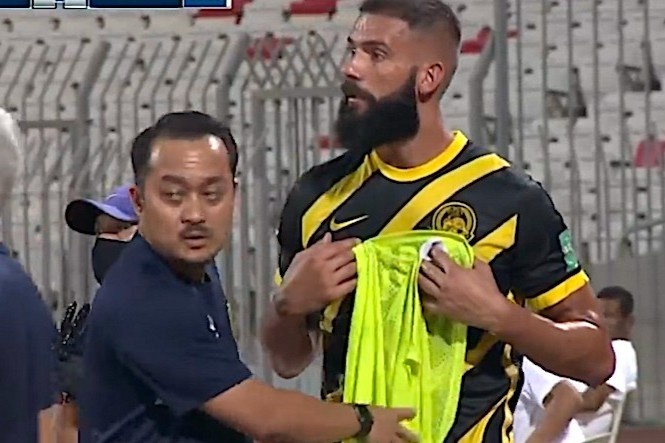 Tien ve Malaysia nhap tich ngo ngac khi nhan the do hinh anh