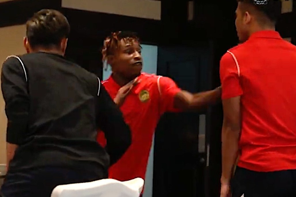 Cau thu Malaysia vo au da trong dip sinh nhat huan luyen vien hinh anh