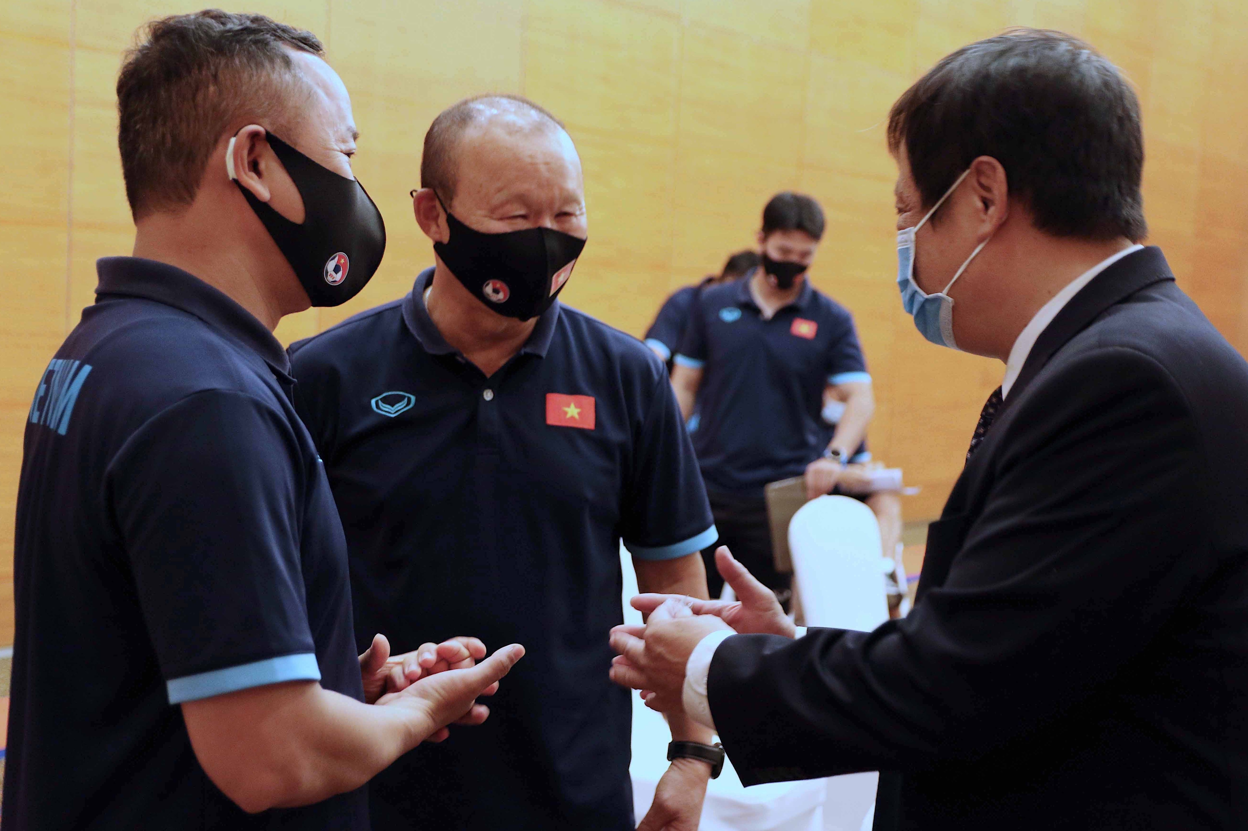 Thay tro HLV Park nhan qua tu Dai su Viet Nam tai UAE hinh anh