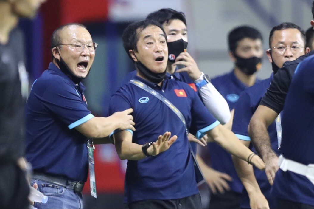 HLV Park bi hoc tro treu khong chiu lo chi dao hinh anh