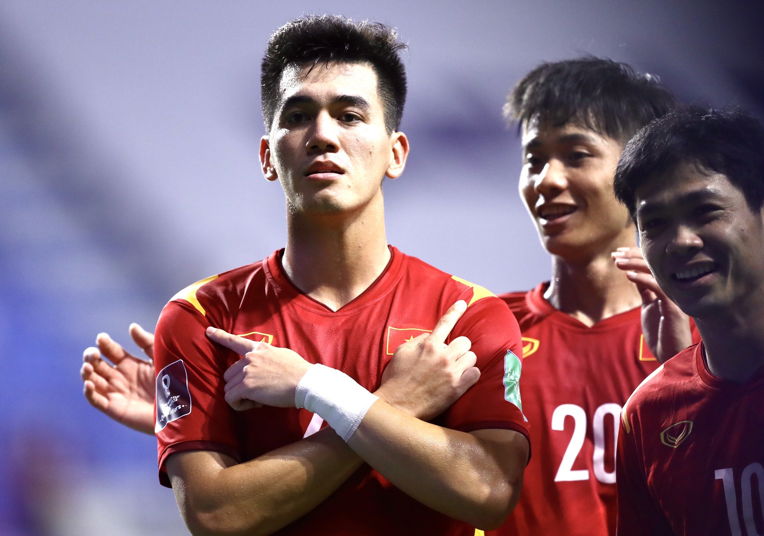 Tien Linh: 'Ngac nhien khi doi UAE xep hang vo tay tuyen Viet Nam' hinh anh