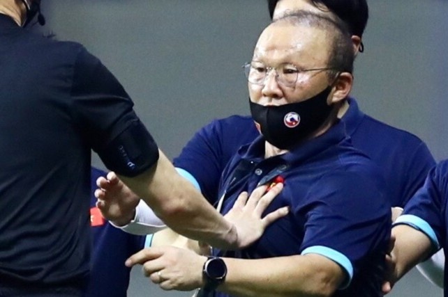 HLV Park Hang-seo bi cam chi dao o tran Viet Nam gap UAE hinh anh