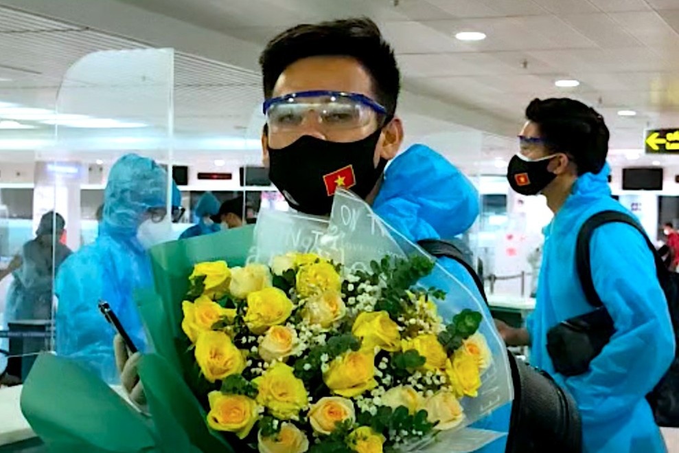 Tuyen thu Viet Nam duoc tang hoa khi tro ve nuoc hinh anh