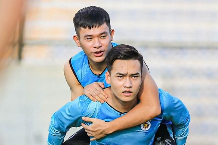 CLB Ha Noi lai cho cau thu xa trai hinh anh