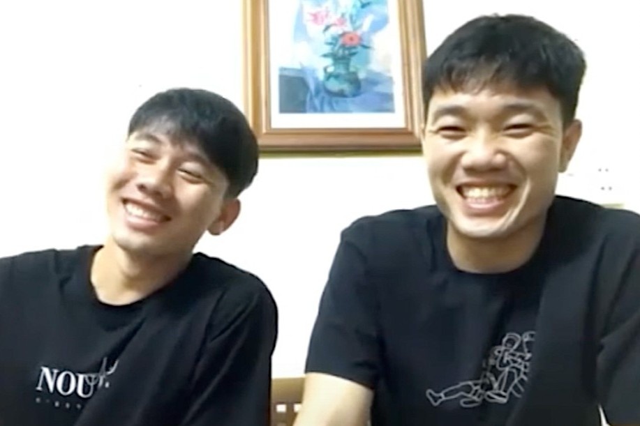 Xuan Truong giup Minh Vuong noi chuyen voi con gai HLV Kiatisuk hinh anh