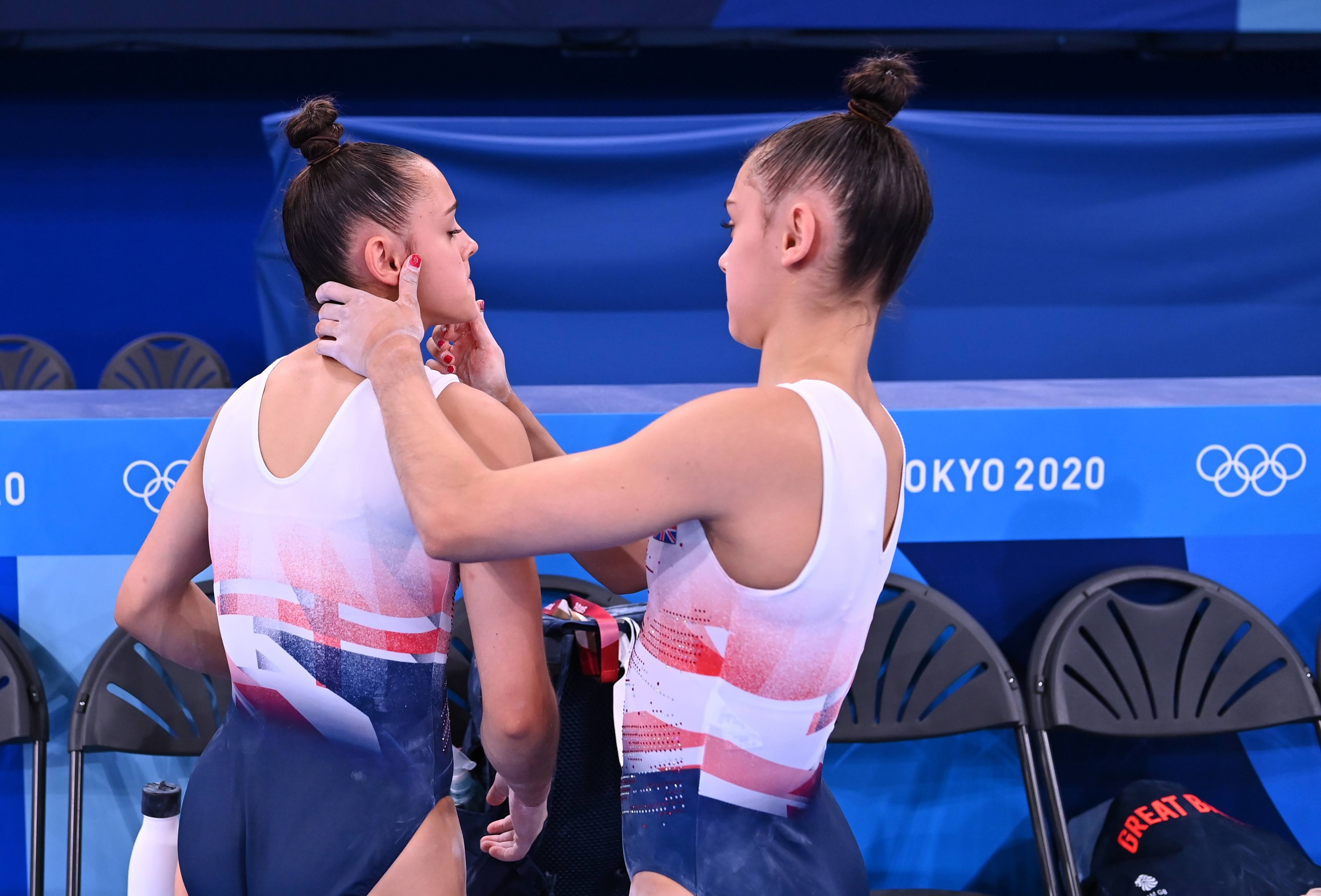 chi em song sinh vuong quoc anh anh 9