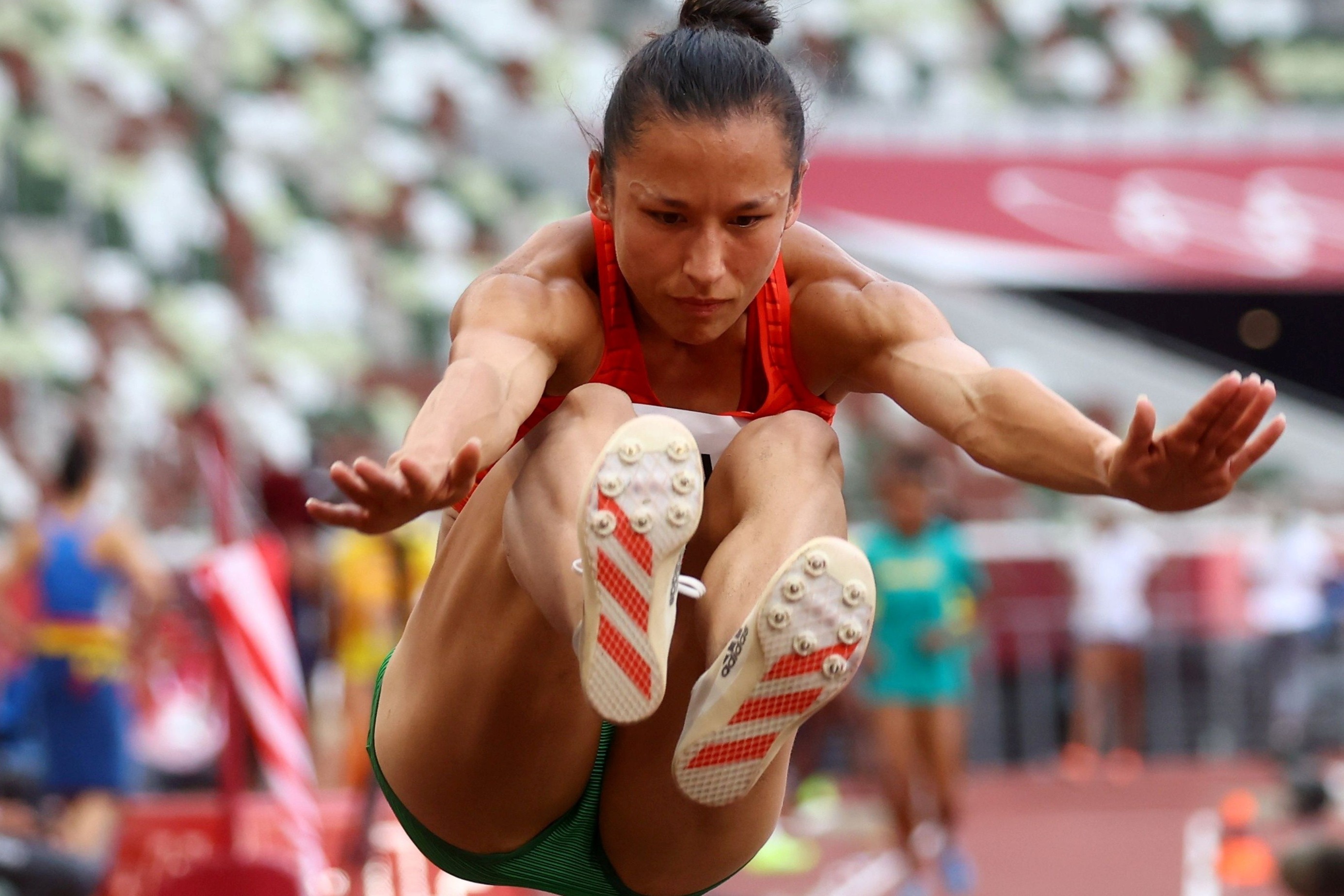 VDV goc Viet dung thu 7 vong loai nhay xa hinh anh