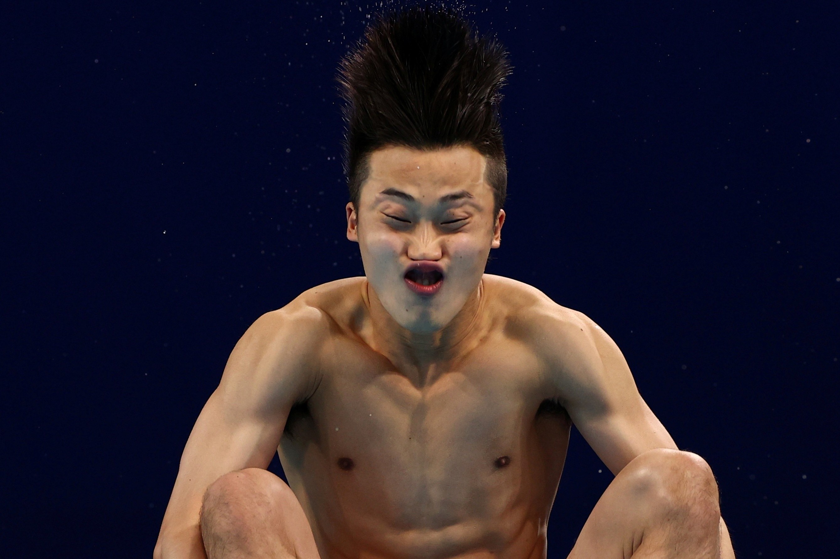 Goc khuat dang sau nhung bieu cam hai huoc o mon nhay cau Olympic hinh anh