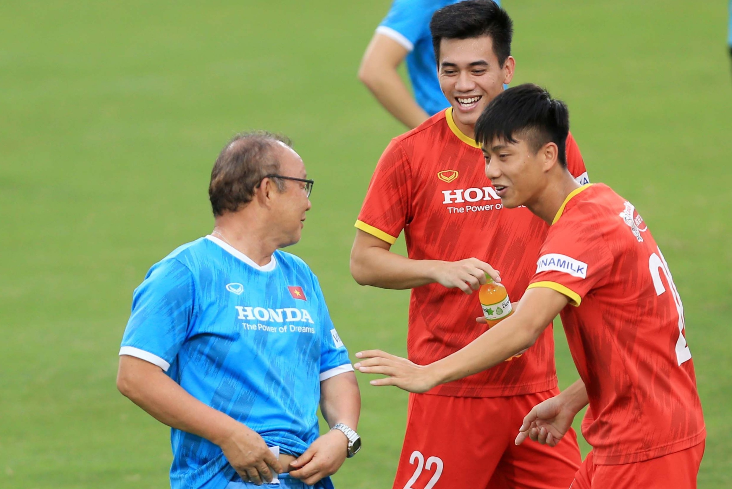 HLV Park pha tro trong buoi tap cua tuyen Viet Nam hinh anh