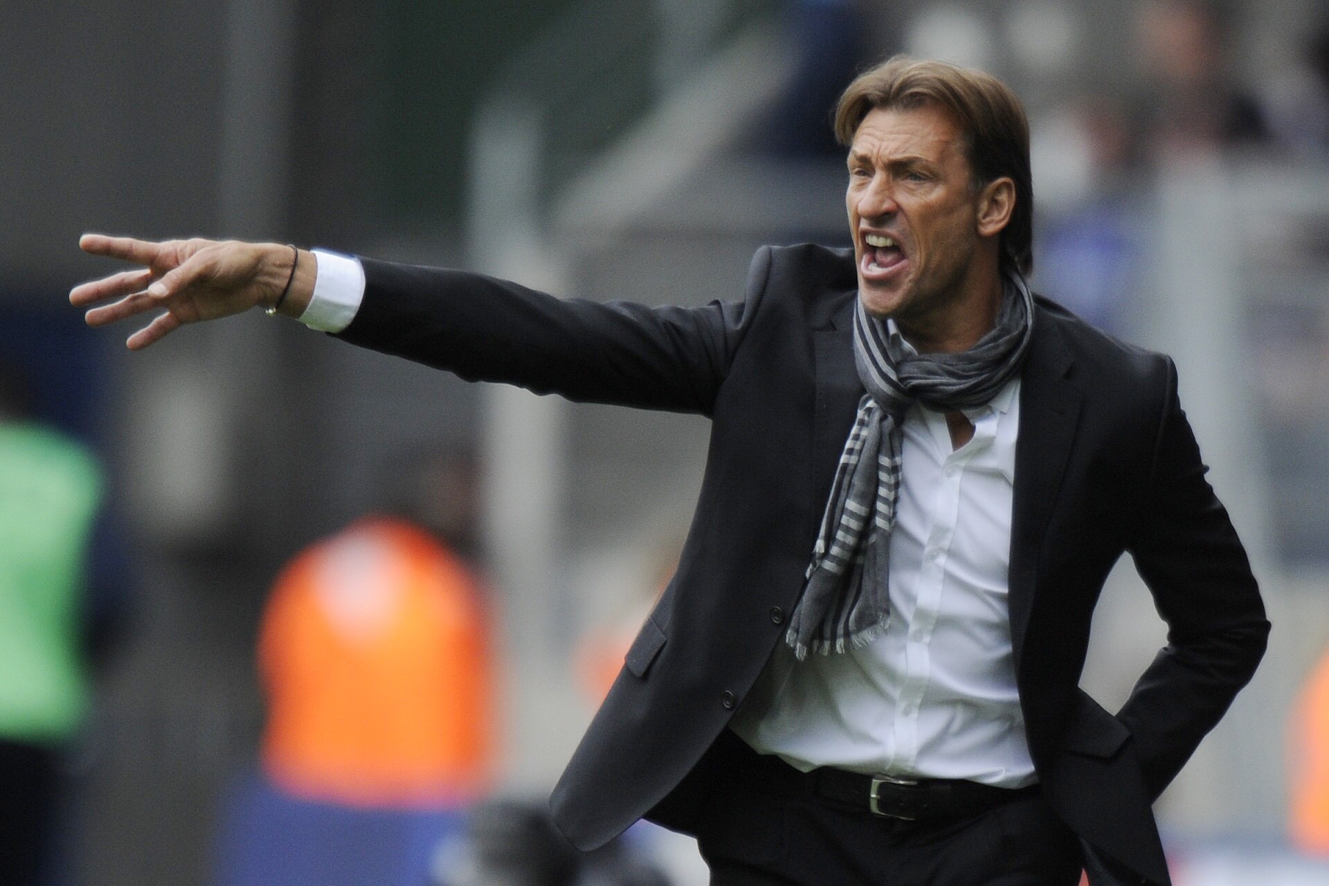 ve dien trai cua hlv herve renard anh 6