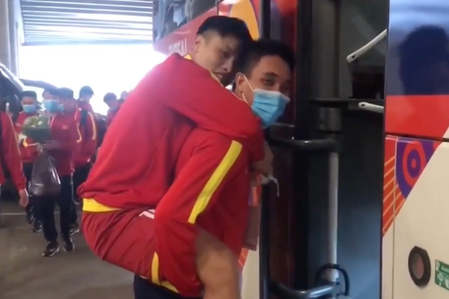 Vu Duc Tung duoc cong ra xe sau tran hoa CH Czech hinh anh