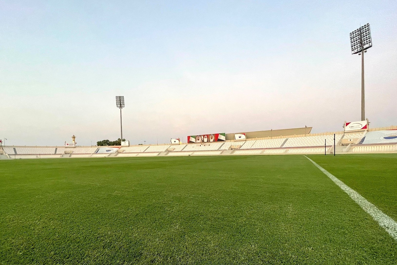 San Sharjah san sang cho tran tuyen Viet Nam gap Trung Quoc hinh anh