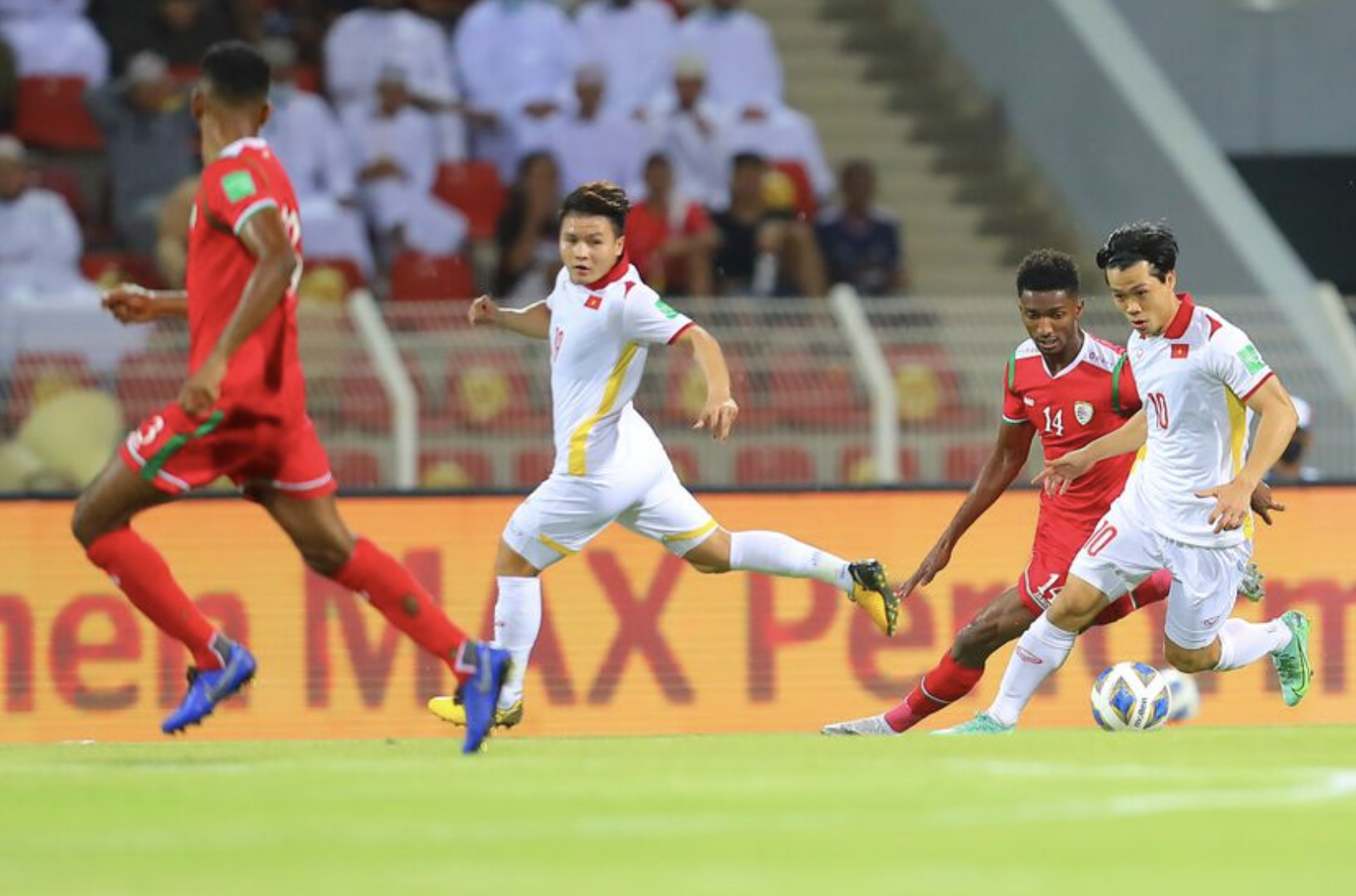 tuyen viet nam thua Oman vi VAR anh 1