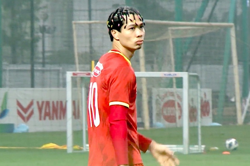 Cong Phuong ra san tap voi kieu toc moi hinh anh