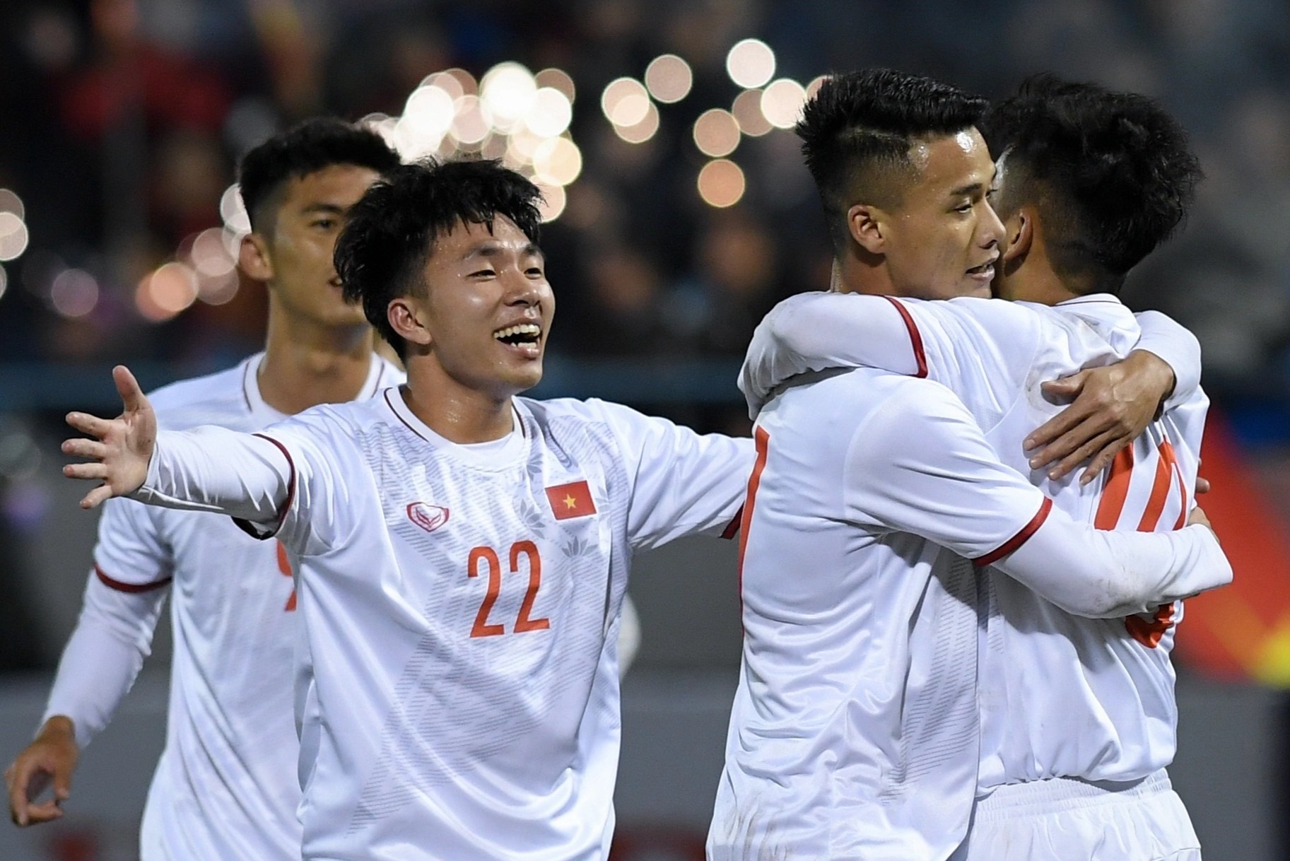 Bon cau thu U23 Viet Nam di duong bo sang Campuchia da ban ket hinh anh