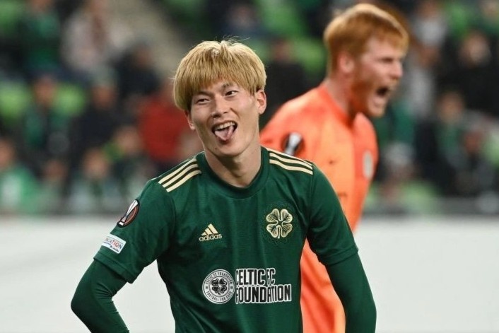 Tien dao Nhat Ban ghi ban o Europa League truoc khi dau tuyen Viet Nam hinh anh