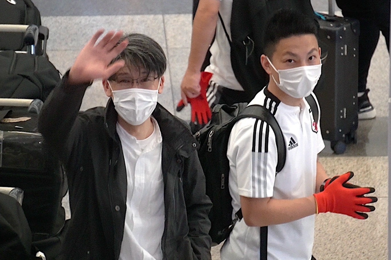 Gan 8 tan hanh ly cua tuyen Nhat Ban den Ha Noi hinh anh