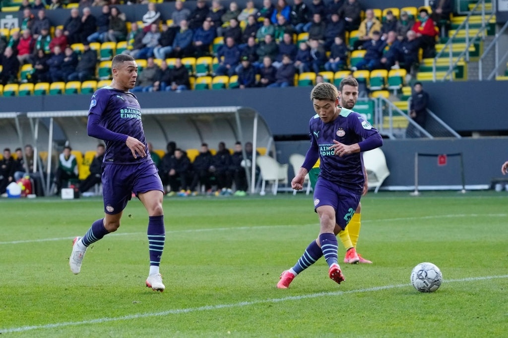 tuyen thu nhat ban toa sang o chau au anh 2