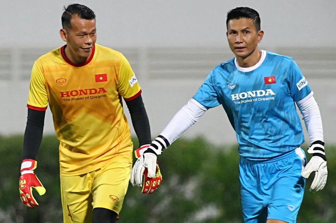 HLV thu mon tuyen Viet Nam cap ben CLB Ha Noi hinh anh