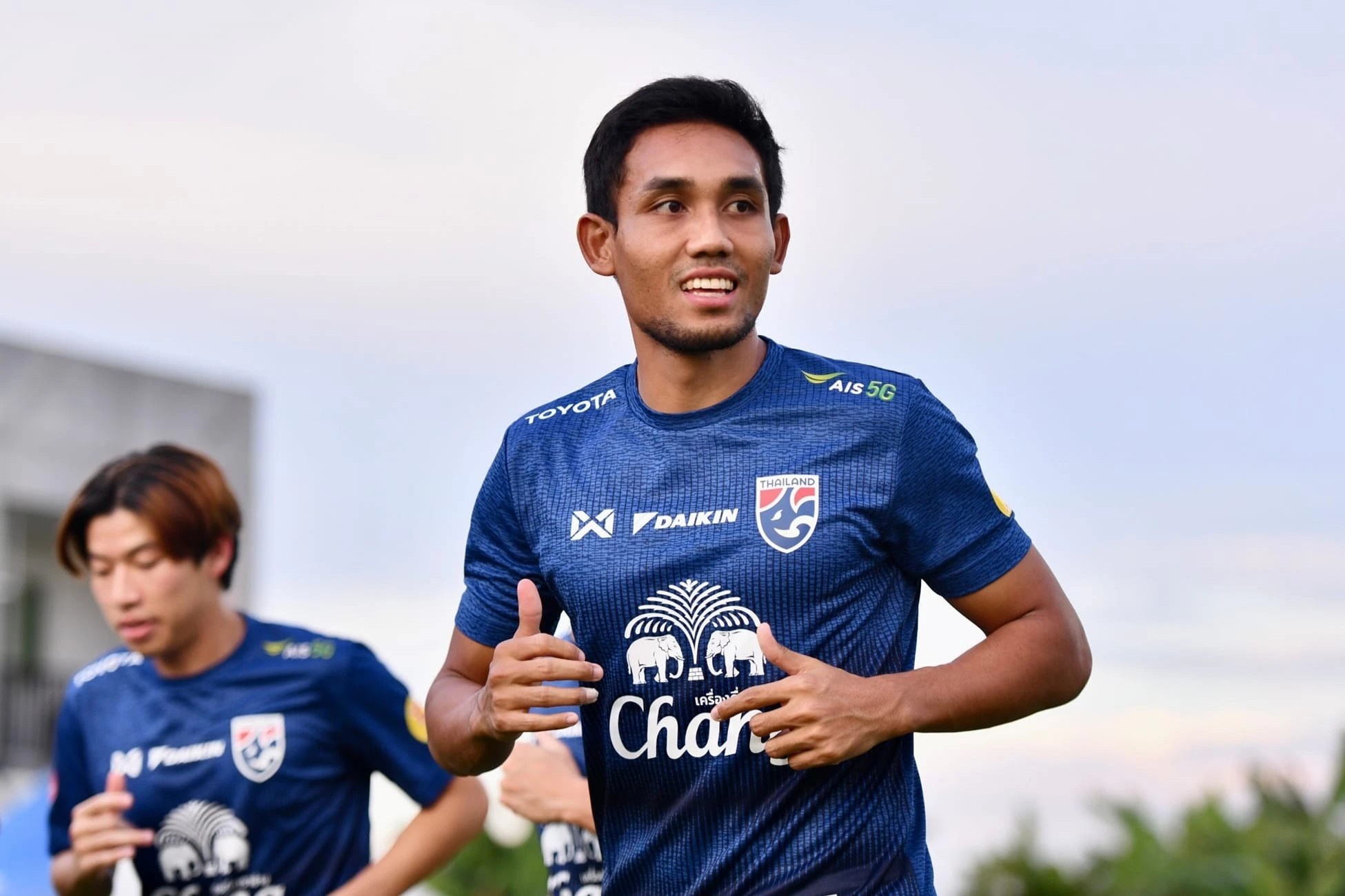 Buoi tap dau tien cua tuyen Thai Lan truoc AFF Cup 2020 hinh anh