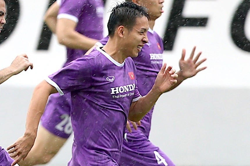 Tuyen Viet Nam tap luyen duoi mua hinh anh